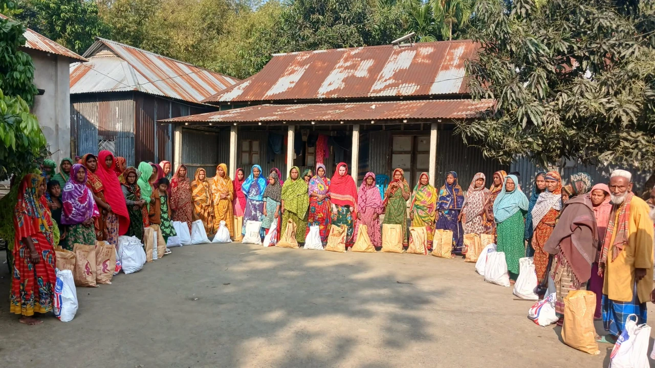 ঈশ্বরগঞ্জে 'ঈশ্বরগঞ্জ পরিবার' ফেসবুক গ্রুপের ঈদ উপহার বিতরণ, শতাধিক মুখে প্রশান্তির হাসি