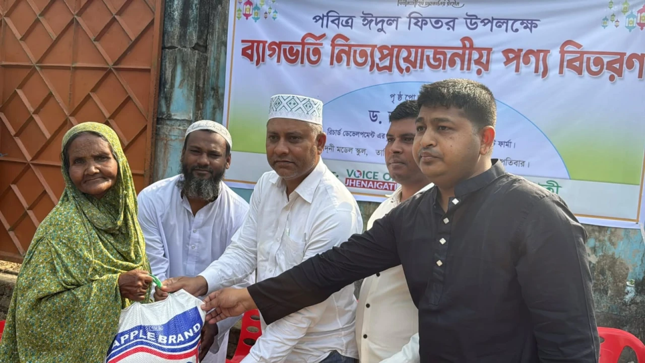 ব্যাগভর্তি বাজার পেয়ে খুশি ঝিনাইগাতীর ২০০ পরিবার