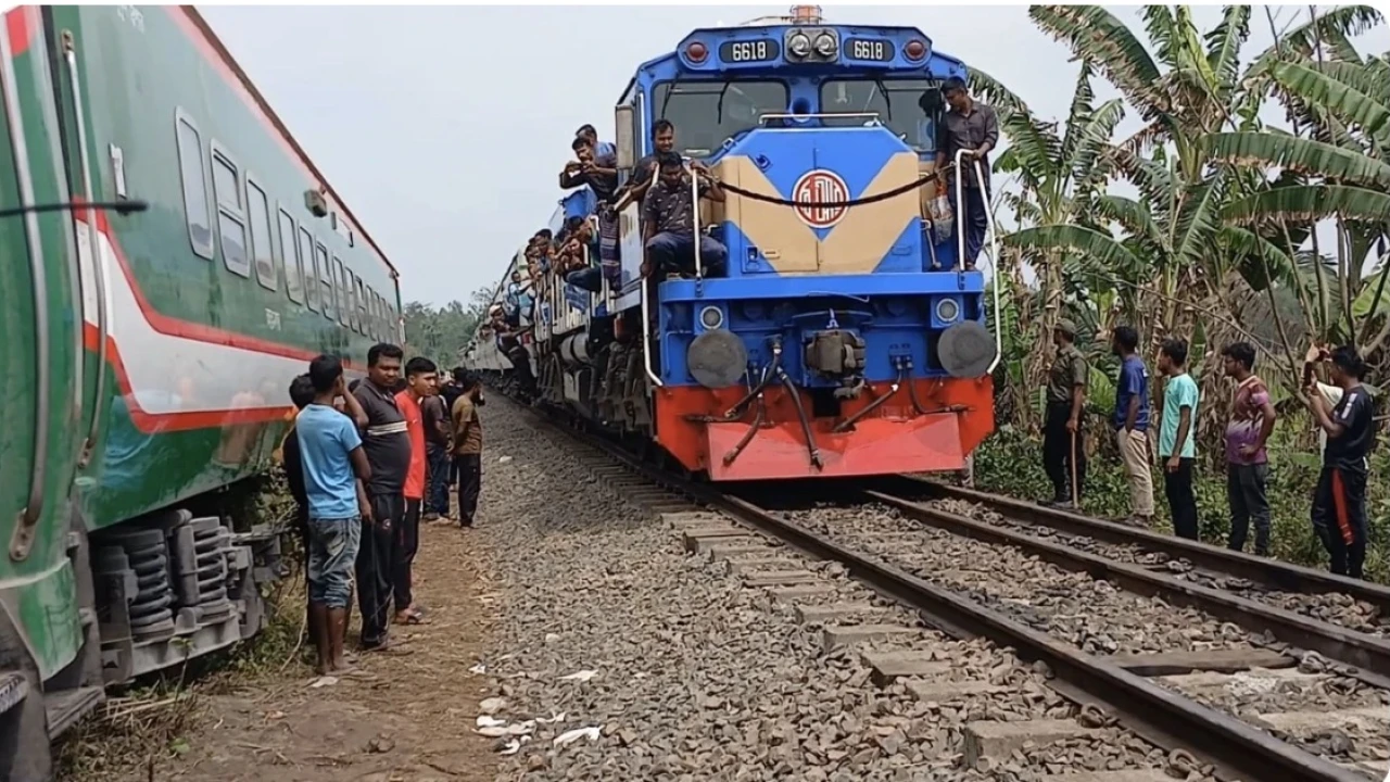 ২১ ঘণ্টা পর উত্তরবঙ্গের সঙ্গে ঢাকার ট্রেন চলাচল শুরু