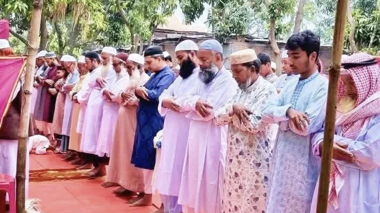 নওগাঁর পত্নীতলায় একদিন আগেই ঈদ উদযাপন