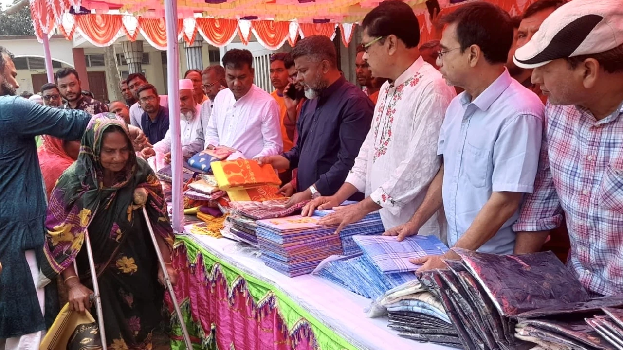 ৩ হাজার ৫০০ অসহায় মানুষকে এমপি ফজলে হুদার ঈদ উপহার বিতরণ