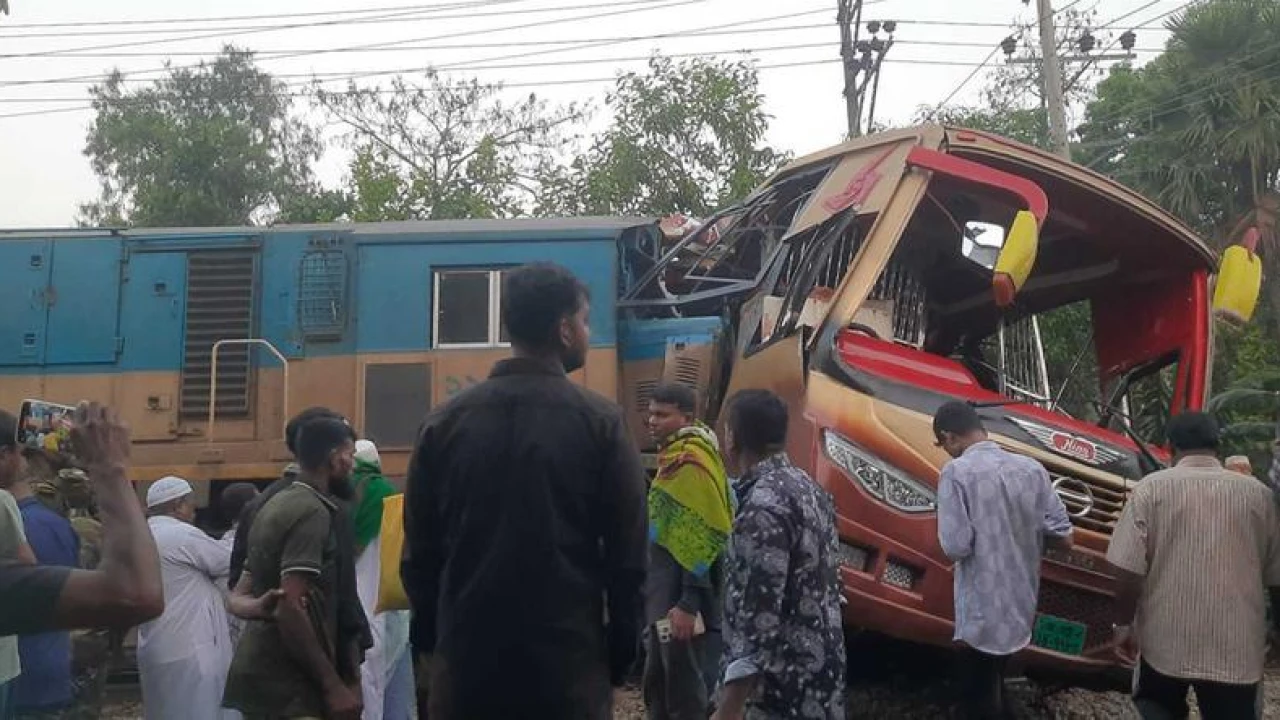 কুমিল্লায় বাসে ট্রেনের ধাক্কায় প্রাণ গেল ১২ জনের