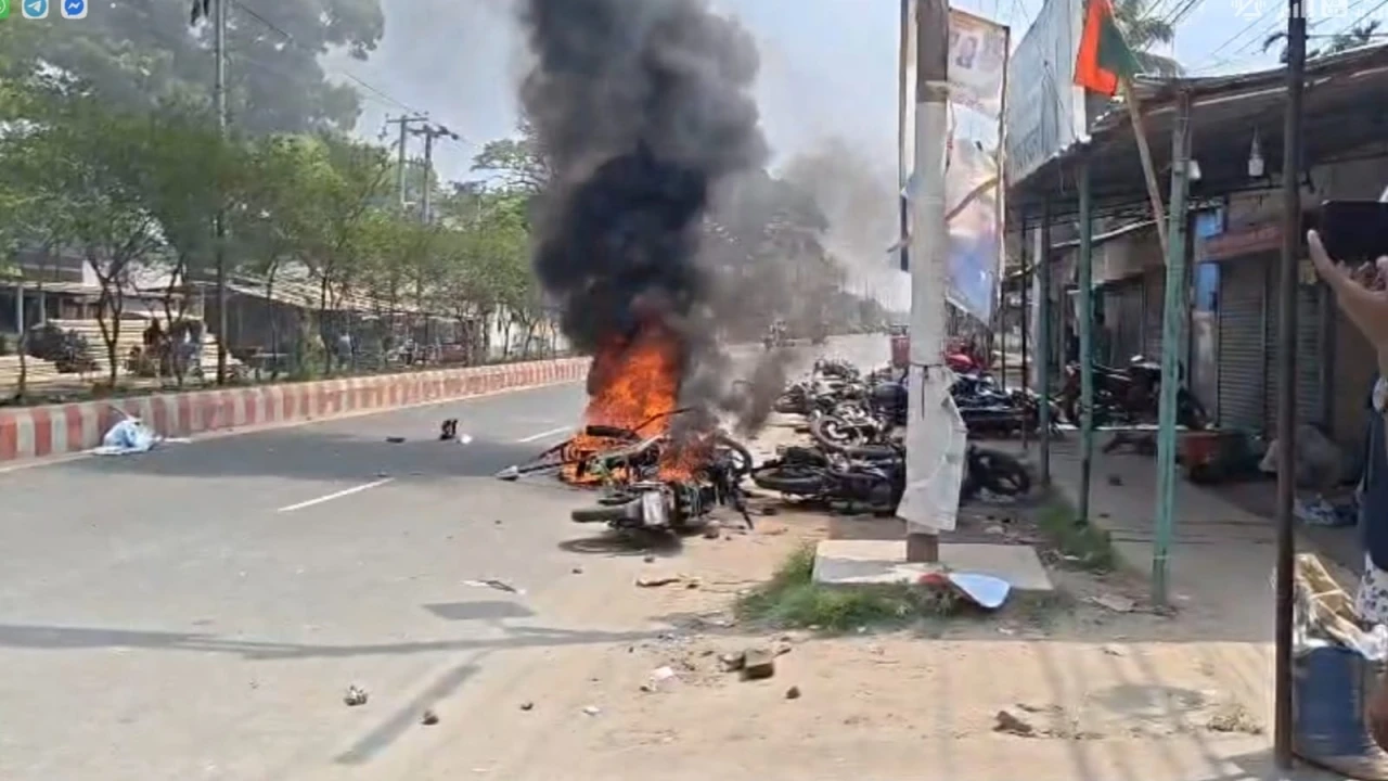 ঈশ্বরদীতে বিএনপির দুই গ্রুপের সংঘর্ষ গুলি,, পুলিশসহ আহত অন্তত ৩০