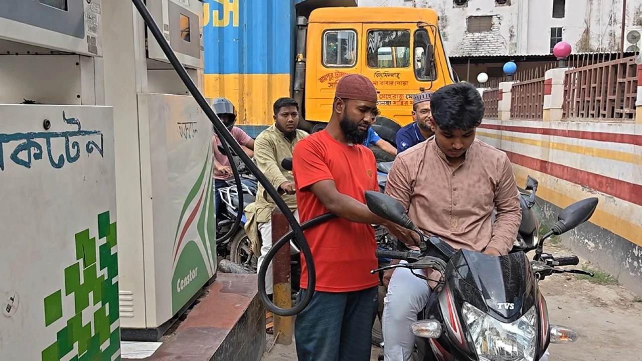 রায়পুরে পাম্প গুলোতে তেল সংকট, চালকদের দীর্ঘ লাইন