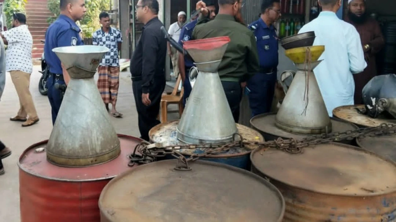উল্লাপাড়ায় পেট্রোল বিক্রেতা দুদোকানিকে অর্থ জরিমানা করেছেন ভ্রাম্যমাণ আদালত