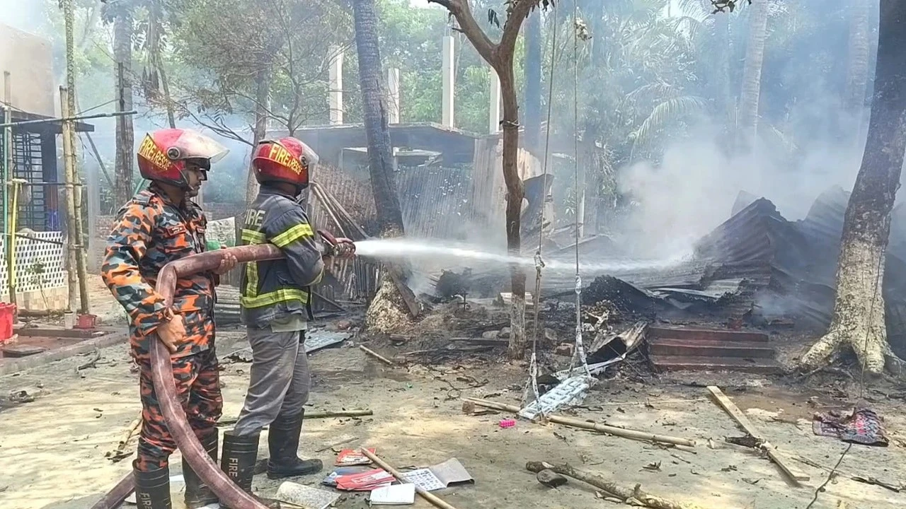 মাদারীপুরে ব্যবসায়ীকে কুপিয়ে হত্যা, বাড়িঘরে অগ্নিসংযোগ