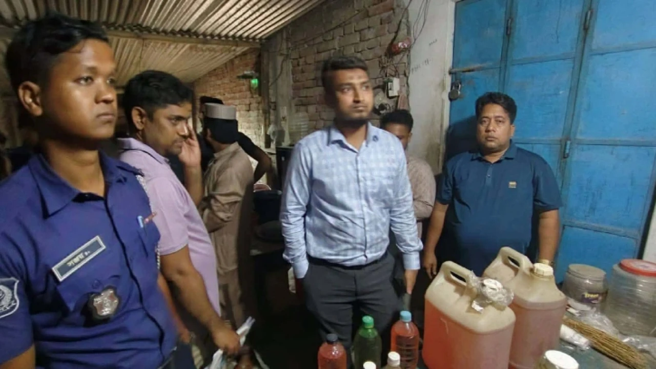 ছদ্মবেশী ক্রেতার জালে অকটেন মজুতদার: মুদি দোকানিকে জরিমানা