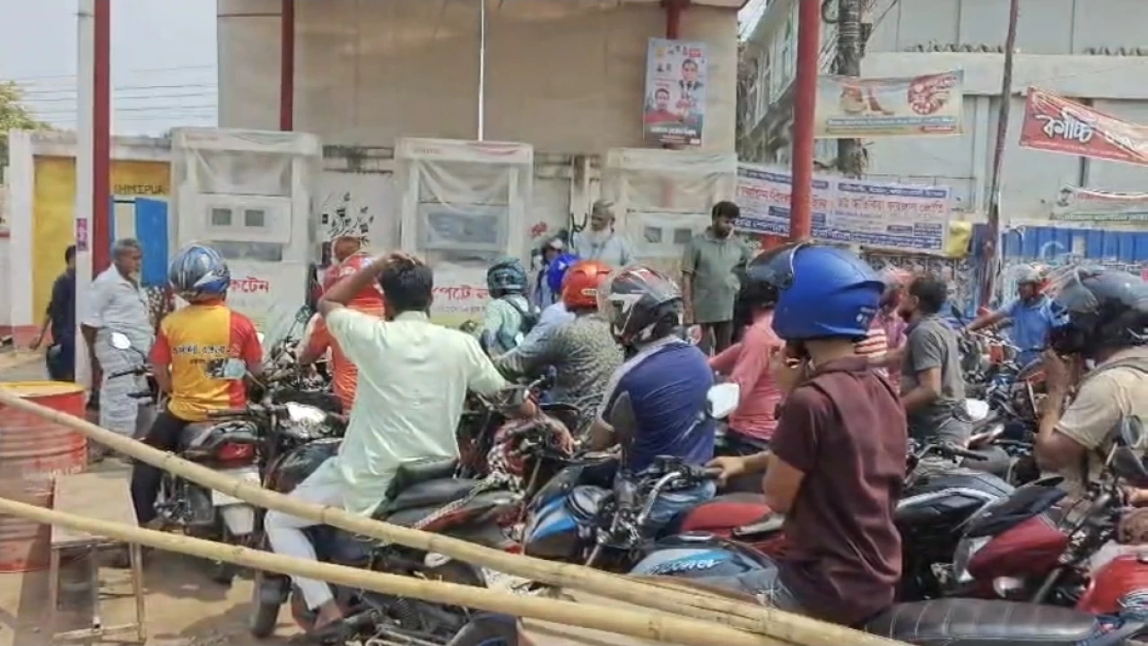 লক্ষ্মীপুরে তীব্র তেল সংকট, অকটেন নেই জেলা জুড়ে