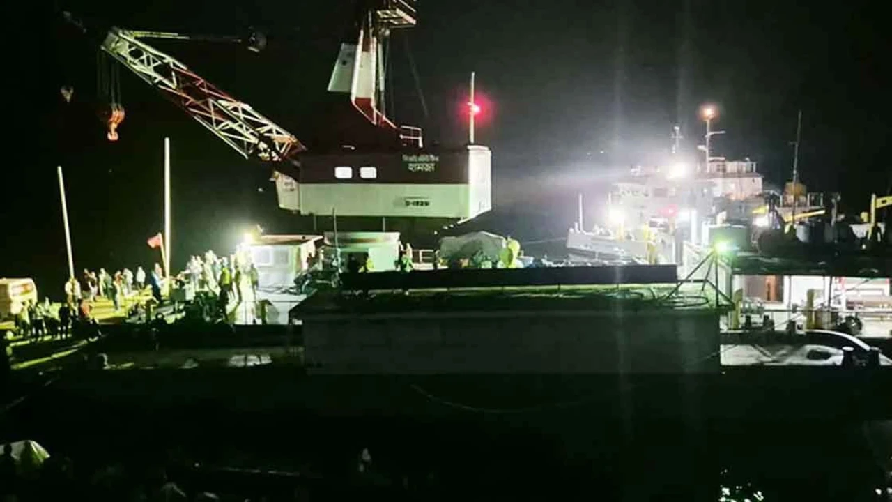 দৌলতদিয়ায় বাস ডুবি: উদ্ধারে কাজ শুরু করেছে ‘হামজা’