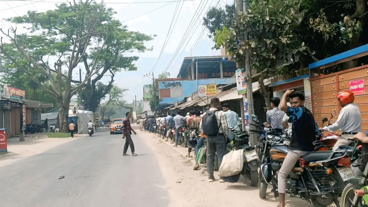 জ্বালানি তেলের তীব্র সংকট: জয়পুরহাটে দীর্ঘ লাইনে দাঁড়িয়ে মিলছে মাত্র ২০০ টাকার তেল!