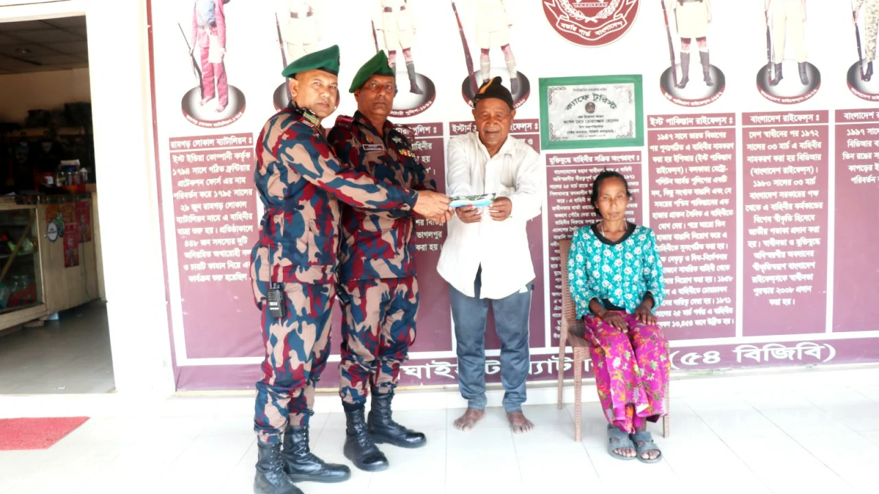 বাঘাইছড়িতে বাঘাইহাট ৫৪ বিজিবি জোনের পক্ষ থেকে আর্থিক সহায়তা