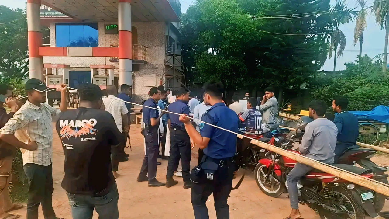 একদিকে তেলের হাহাকার, অন্যদিকে জরিমানা: জয়পুরহাটে ১০০ টাকার পেট্রোল নিতে গিয়ে বাইকার গচ্চা দিলেন ১০০ টাকা!