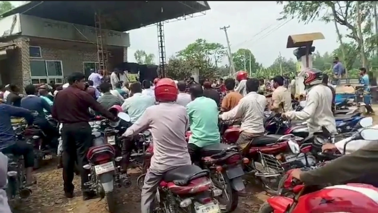 পীরগঞ্জে তেলের তীব্র আকাল: পাম্প মালিকদের কারসাজির অভিযোগে সাধারণ