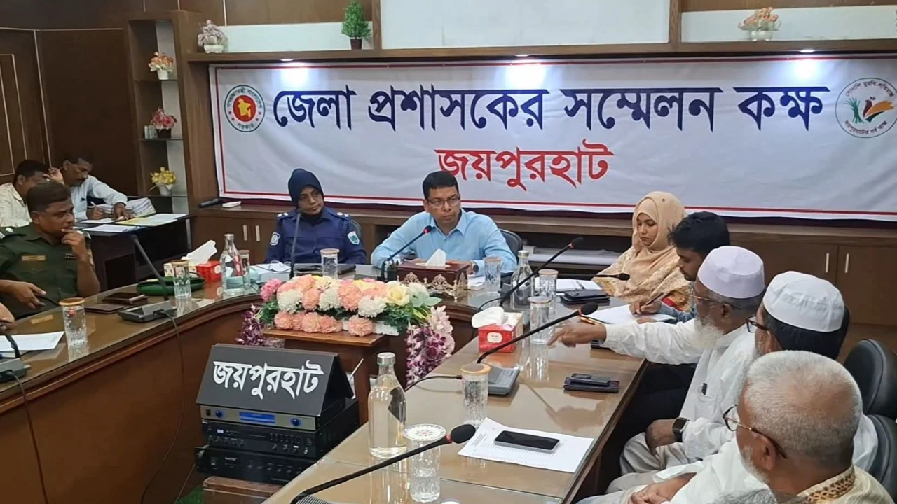 জয়পুরহাটে লাইসেন্স ও কাগজপত্র ছাড়া মিলবে না তেল, প্রশাসনের কড়া নির্দেশ