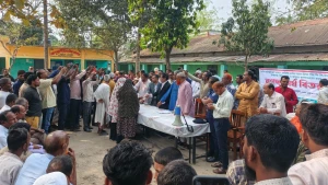 ঠাকুরগাঁওয়ে গরিব ও দুঃস্থদের মাঝে সরকারের দেওয়া নগদ অর্থ বিতরণ