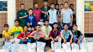 গফরগাঁওয়ে চরআলগীতে  আদর্শ তরুন ক্লাবের উদ্যোগে ঈদ সামগ্রি বিতরণ