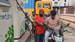 রায়পুরে পাম্প গুলোতে তেল সংকট, চালকদের দীর্ঘ লাইন