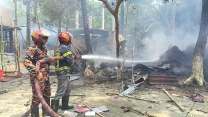 মাদারীপুরে ব্যবসায়ীকে কুপিয়ে হত্যা, বাড়িঘরে অগ্নিসংযোগ