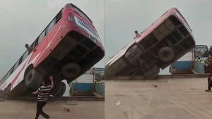 পন্টুনের নিচে চলে গেছে বাস, ভাঙা যাচ্ছে না দরজা-জানালা