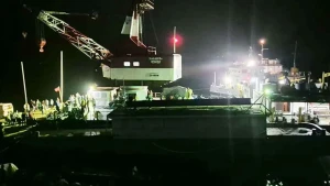 দৌলতদিয়ায় বাস ডুবি: উদ্ধারে কাজ শুরু করেছে ‘হামজা’