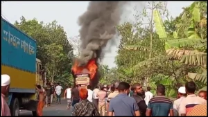 যান্ত্রিক ত্রুটিতে নড়াইল এক্সপ্রেস বাসে আগুন: অল্পের জন্য রক্ষা পেলেন অর্ধশতাধিক যাত্রী