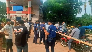 একদিকে তেলের হাহাকার, অন্যদিকে জরিমানা: জয়পুরহাটে ১০০ টাকার পেট্রোল নিতে গিয়ে বাইকার গচ্চা দিলেন ১০০ টাকা!