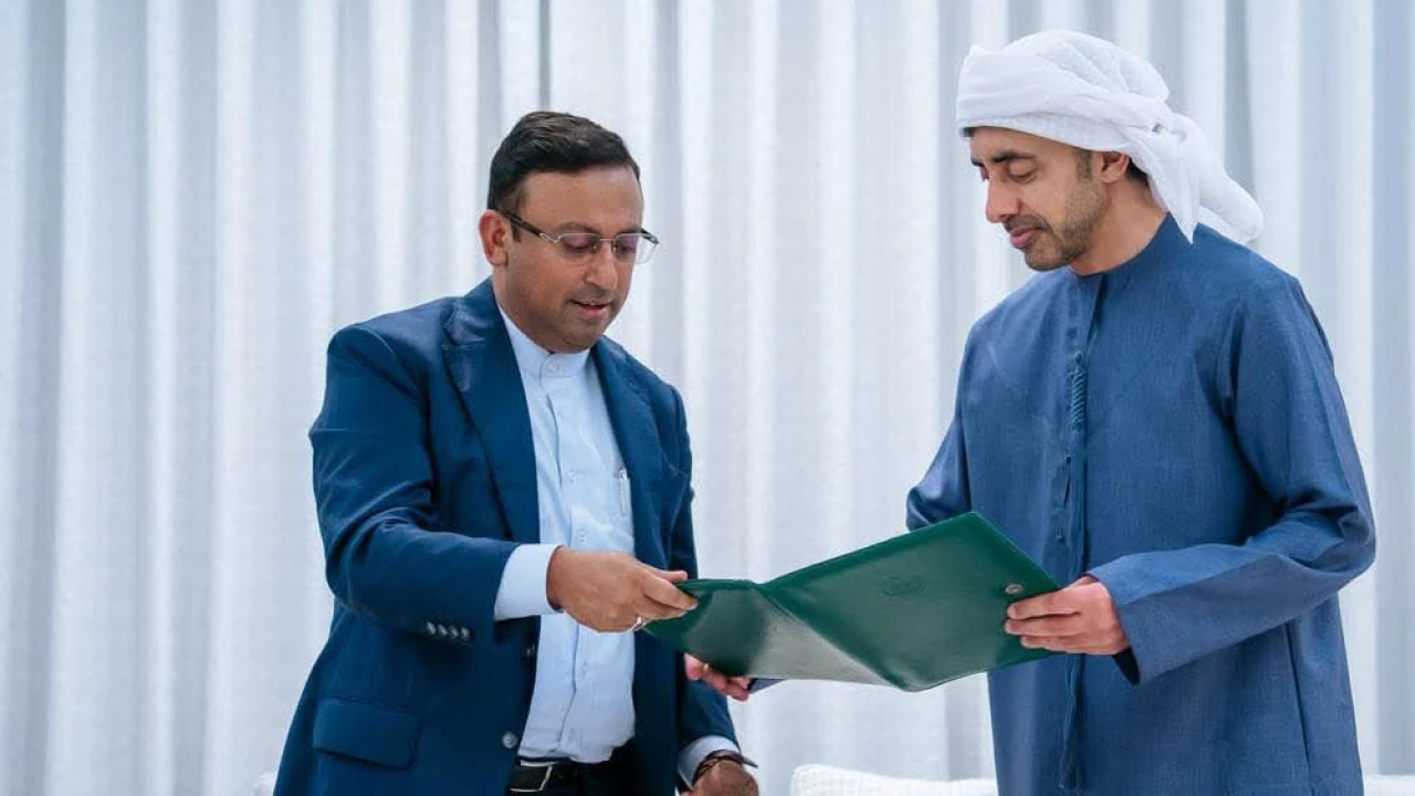 সংযুক্ত আরব আমিরাতের রাষ্ট্রপতি বাংলাদেশের প্রধানমন্ত্রীর কাছ থেকে লিখিত বার্তা পেয়েছেন।