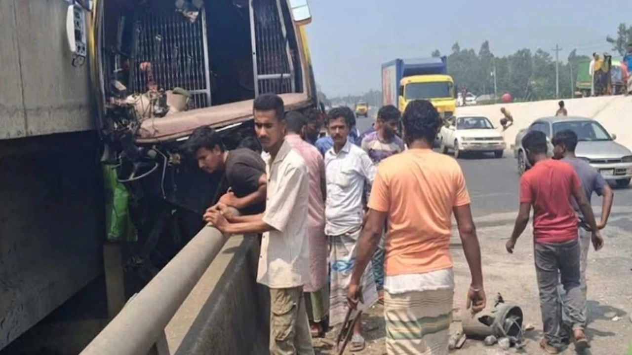 সিরাজগঞ্জে ‘বুশরা পরিবহনের’ বাস উল্টে চালকসহ নিহত ৩, আহত ১০