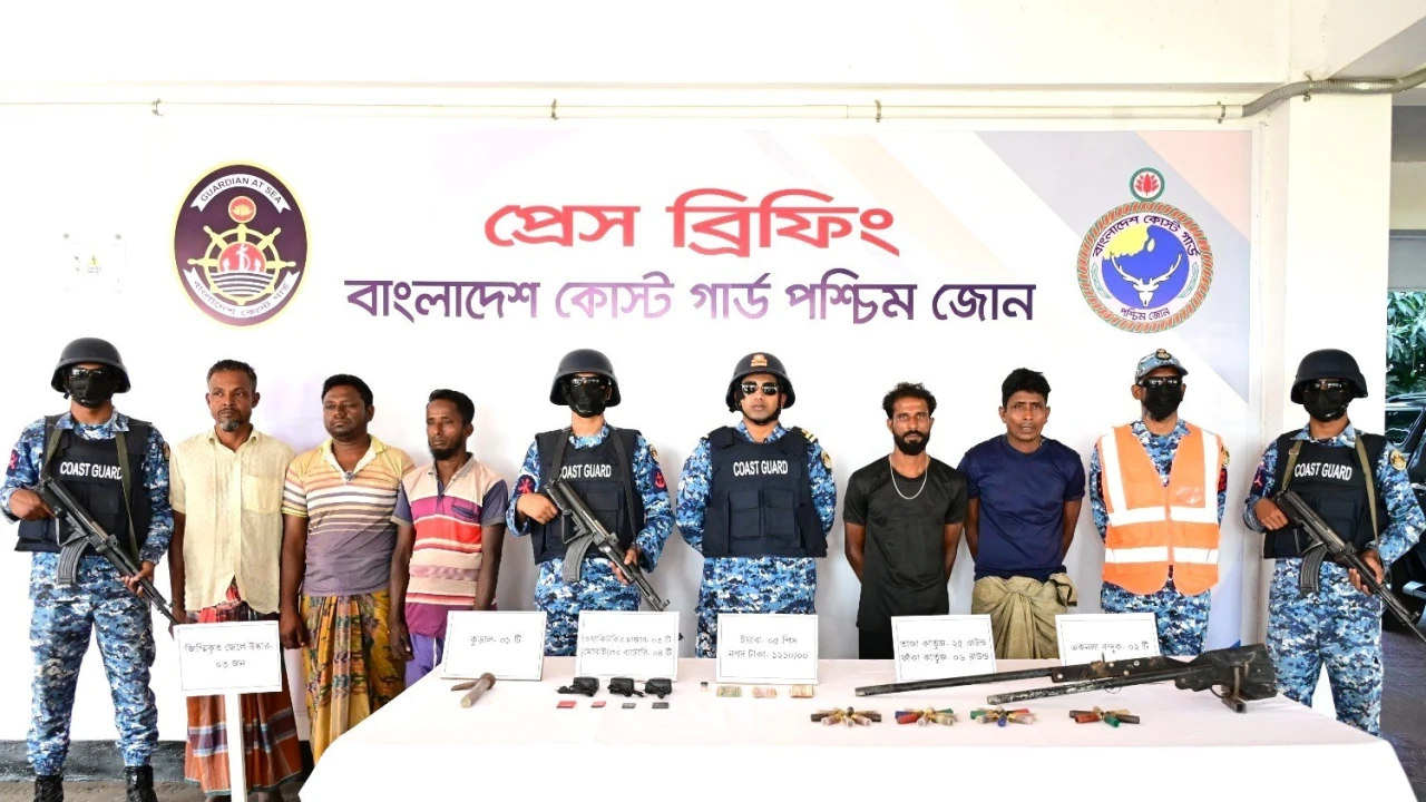 সুন্দরবনে কোস্ট গার্ডের পৃথক ২টি অভিযানে অস্ত্র সহ ছোট জাহাঙ্গীর বাহিনীর ২ জন সক্রিয় সদস্য আটক