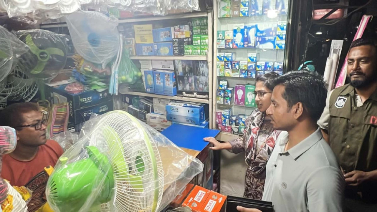 যশোরে সরকারি নির্দেশনা বাস্তবায়নে ভ্রাম্যমাণ আদালতের অভিযান