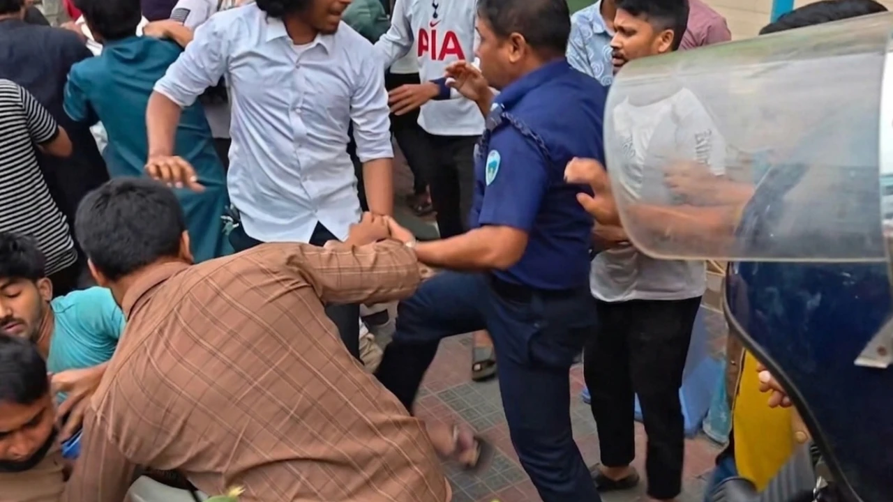 লক্ষ্মীপুরে ১৪৪ ধারা ভেঙে সংঘর্ষ: ওসিসহ আহত ৮