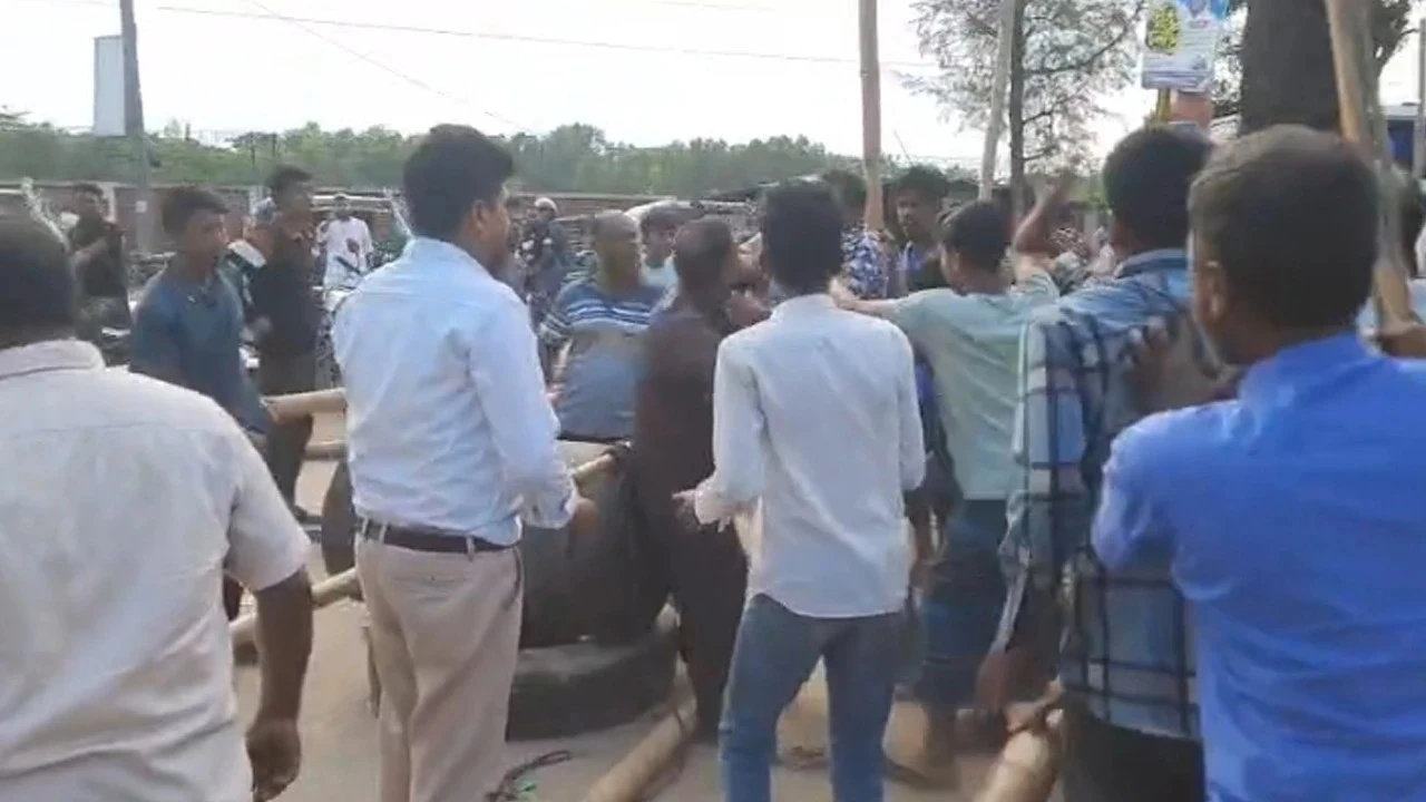 নোয়াখালীতে তেল না পেয়ে ফিলিং স্টেশনে হামলা ও ভাঙচুর, আটক ২