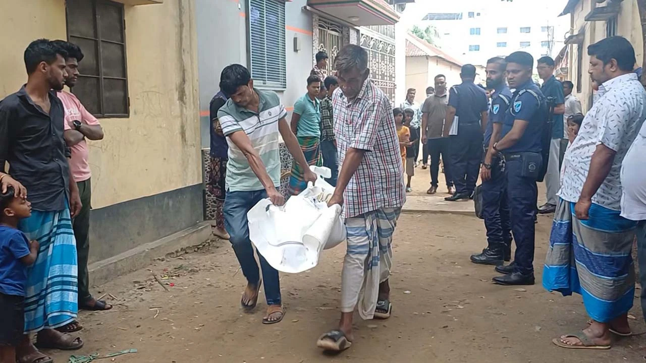 আশুলিয়ায় বালুর মাঠ থেকে নারী পোশাক শ্রমিকের মরদেহ উদ্ধার