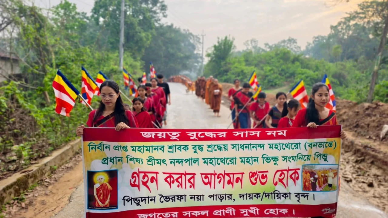 শতাধিক বৌদ্ধ ভিক্ষুকে পিন্ডদান দিলেন দীঘিনালা ভৈরফা এলাকাবাসি