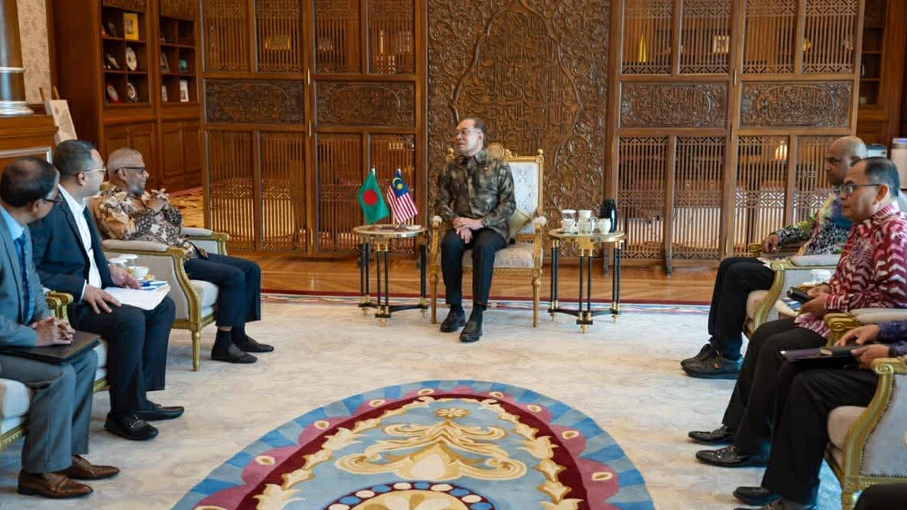 বাংলাদেশের জন্য শ্রমবাজার খুলে দিতে রাজি মালয়েশিয়া