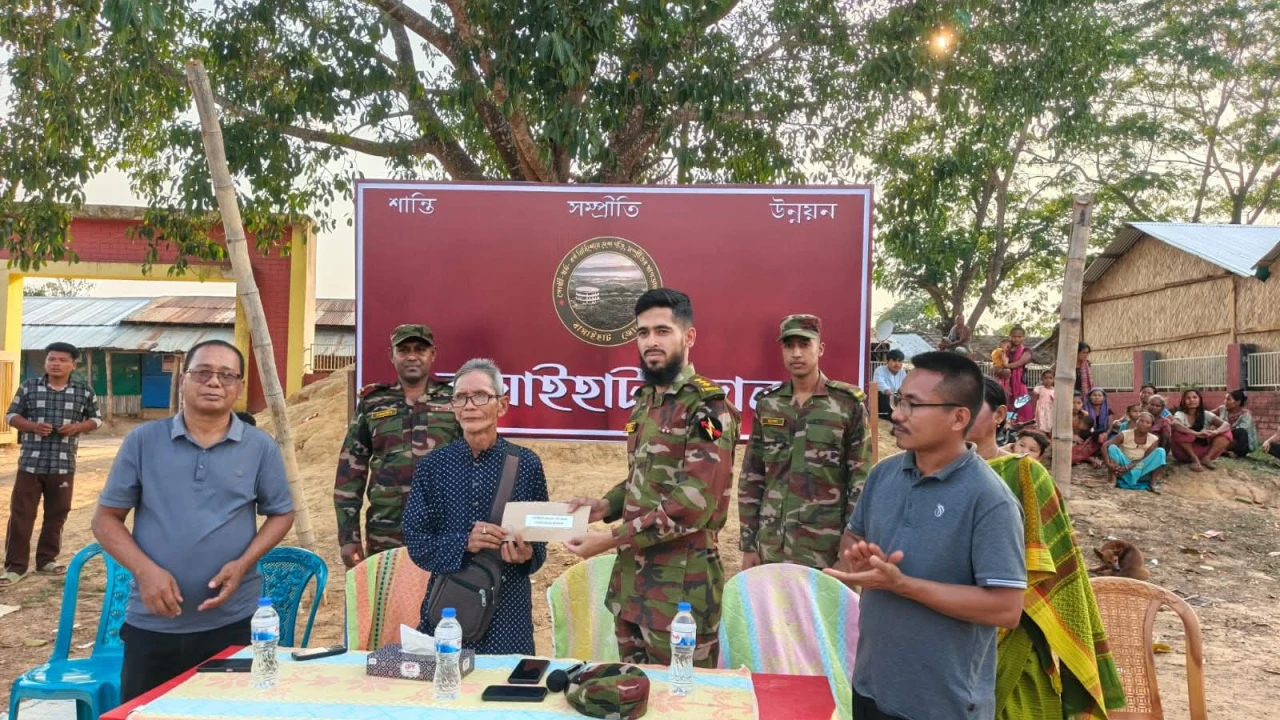 সাজেকে বর্ষবরণ উপলক্ষে পাহাড়ি সম্প্রদায়ের মাঝে সেনাবাহিনীর আর্থিক সহায়তা