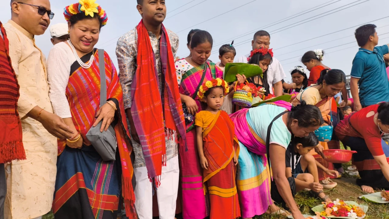 মাইনি নদীতে ফুল বাসানোর মধ্যে দিয়ে তিন দিনের বিজু উৎসব শুরু