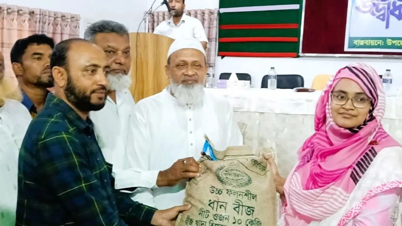 বাঘারপাড়ায় আউশ উৎপাদন বৃদ্ধিতে বিনামূল্যে বীজ ও সার বিতরণ