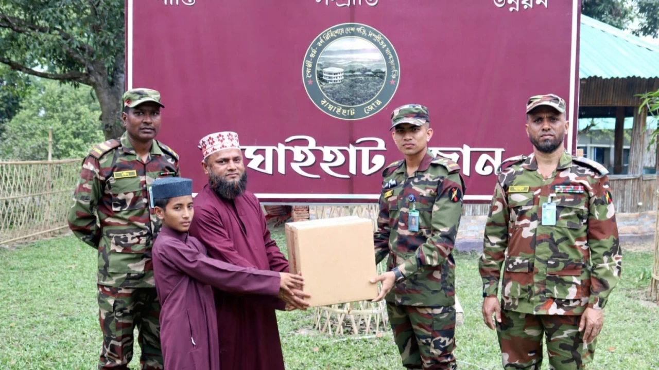 সাজেকে বাঘাইহাটে এতিমখানায় সেনাবাহিনীর খাদ্যসামগ্রী বিতরণ