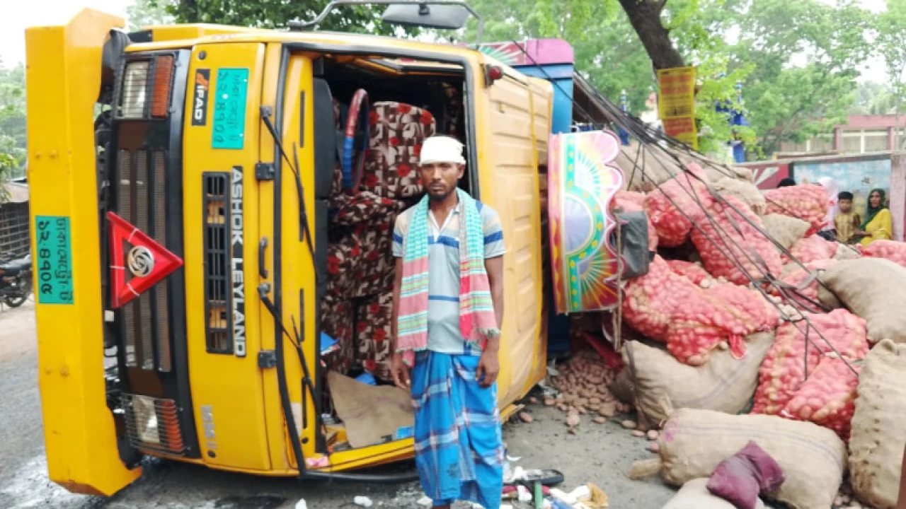 যশোরে চাকা ফেটে আলুভর্তি ট্রাক উল্টে রণক্ষেত্র মহাসড়ক: চালক-হেলপার আহত