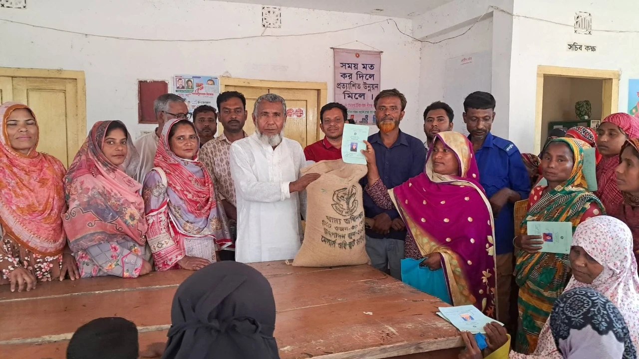 পীরগঞ্জে রামনাথপুর ইউনিয়নে ভিডব্লিউবি প্রকল্পের এপ্রিল মাসের চাল বিতরণ সম্পন্ন