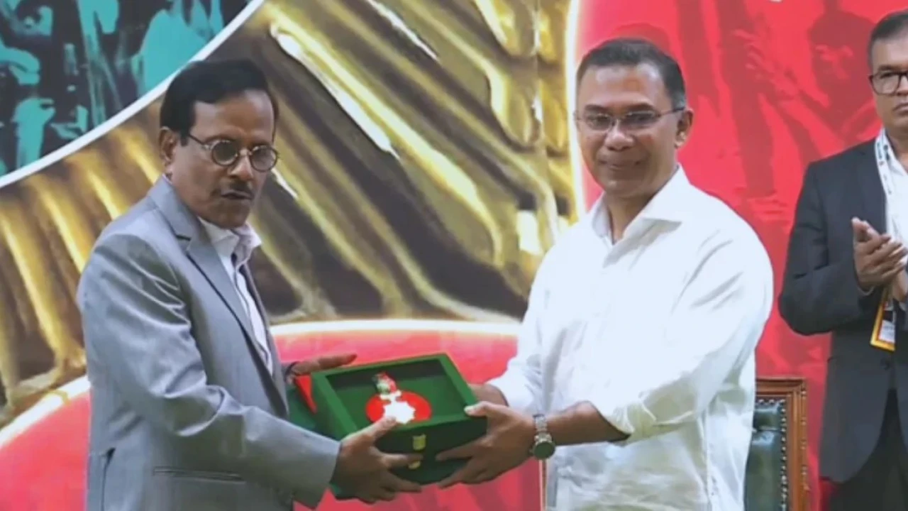 হানিফ সংকেতের হাতে স্বাধীনতা পুরস্কার তুলে দিলেন প্রধানমন্ত্রী