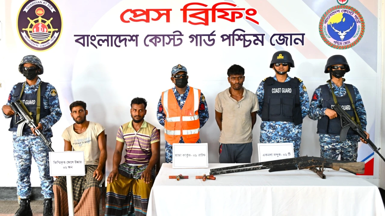 সুন্দরবনে পৃথক দুটি অভিযানে  জিম্মি  ২ জেলে উদ্ধার অস্ত্র গোলাবারুদ সহ ১ ডাকাত আটক