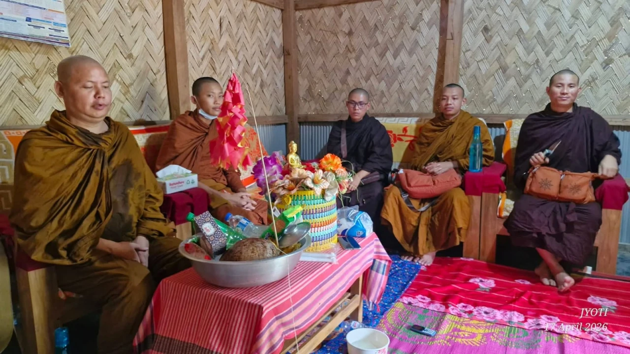 সাজেকে বালুঘাটে  পারিবারিক সুখ-শান্তি কামনায় বৌদ্ধ ভিক্ষুকে দিয়ে দানকার্য করলেন লক্ষী কুমার চাকমা