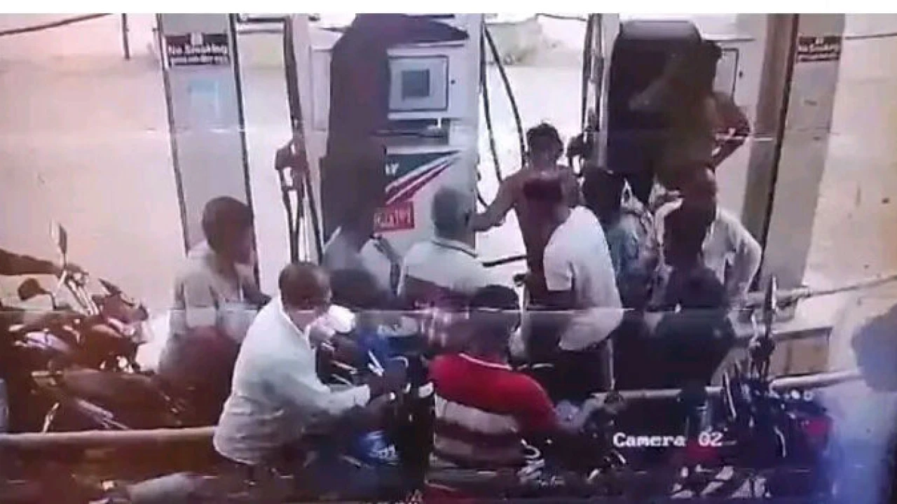 পীরগঞ্জে ফিলিং স্টেশনে ‘ফিল্মি স্টাইলে’ হামলা: পেট্রল লুট, কর্মীর গলায় ছুরি