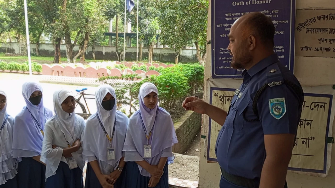 রাণীশংকৈল থানায় শিক্ষার্থীদের পরিদর্শন, পুলিশের পরামর্শে অনুপ্রাণিত তারা