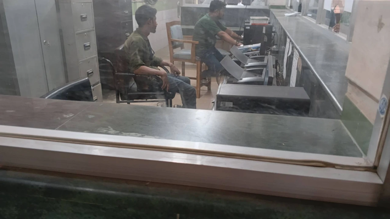 বিদ্যুৎহীন মুগদা হাসপাতাল: ডিউটি ফেলে বাইরে কর্মীরা, রোগীদের চরম দুর্ভোগ