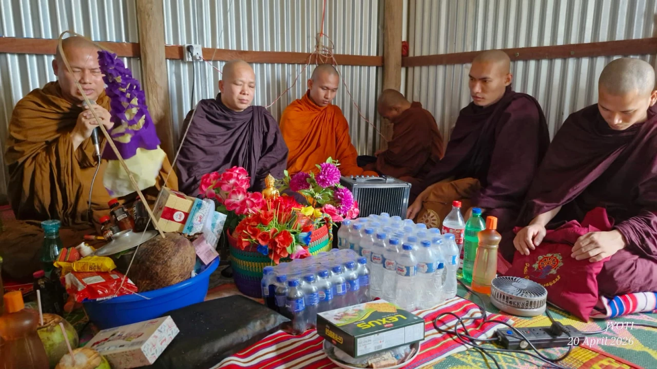 পরিবারের সুখ-শান্তি কামনায় বৌদ্ধ ভিক্ষুকে পিণ্ডদান করলেন টমাস চাকমা