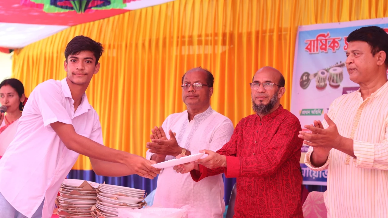 মধুদিয়া ইচ্ছাময়ী মাধ্যমিক বিদ্যালয়ে দুই দিনব্যাপী সাংস্কৃতিক ও ক্রীড়া প্রতিযোগিতা শেষে পুরস্কার বিতরণী অনুষ্ঠিত