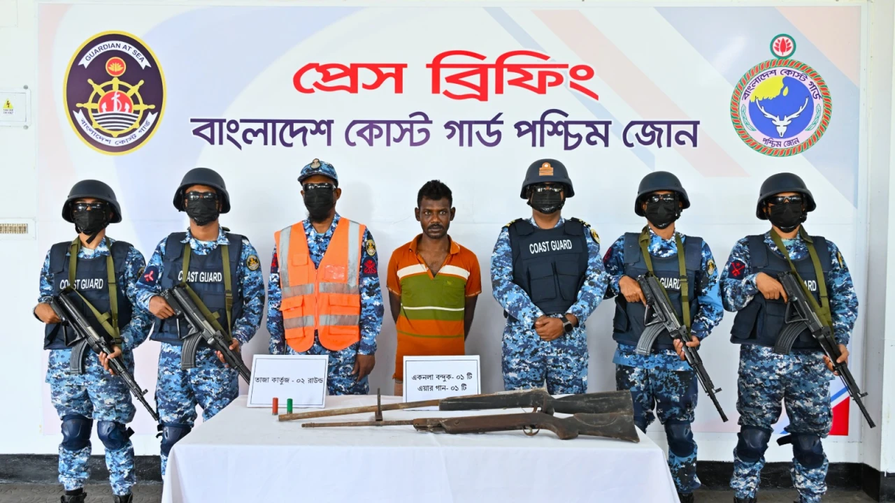 সুন্দরবনের কুখ্যাত ডাকাত ছোট সুমন বাহিনীর সেকেন্ড ইন কমান্ড অস্ত্র ও গোলাবারুদসহ আটক